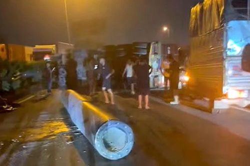 Rơi cột bê tông khiến 3 ô tô tông liên hoàn, quốc lộ 5 ùn tắc kéo dài trong đêm