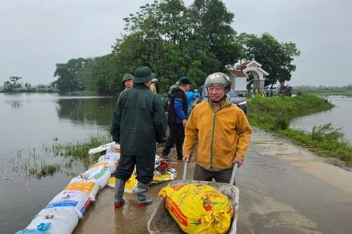 Hà Nội phân luồng giao thông tại hai điểm ngập ở Trần Phú, Dương Hòa