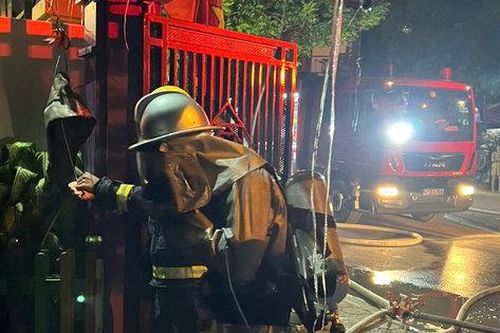 Cứu 2 người thoát nạn khỏi đám cháy trong đêm từ ban công