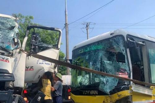 Xe buýt va chạm xe vệ sinh môi trường gần bãi rác Nam Sơn