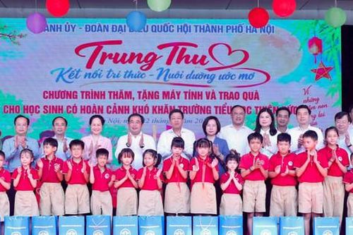 Bí thư Thành ủy Hà Nội Trần Đức Thắng tặng quà tại Trường Tiểu học Thiên Đức
