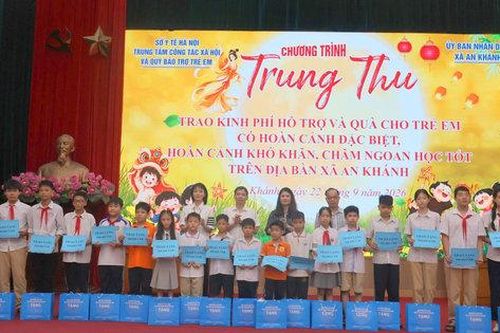 Trẻ em hoàn cảnh khó khăn tại xã An Khánh vui đón Tết Trung thu