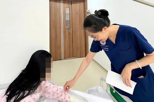 Bé gái 11 tuổi đa chấn thương sau khi ngã từ ban công tầng 2