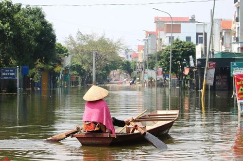 Hà Nội: Trời nắng gắt, nhiều khu dân cư ven sông Bùi vẫn ngập sâu nửa mét, giao thông đình trệ