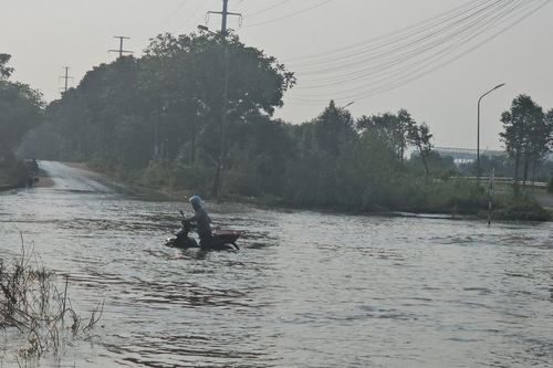 Cận cảnh đường gom Đại lộ Thăng Long ngập sâu gần 1m, xe đi qua chết máy