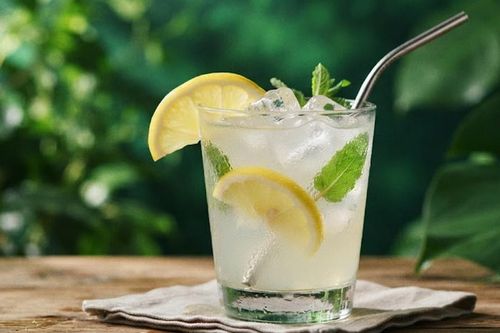 Uống nước chanh ban ngày có làm sạm da không?
