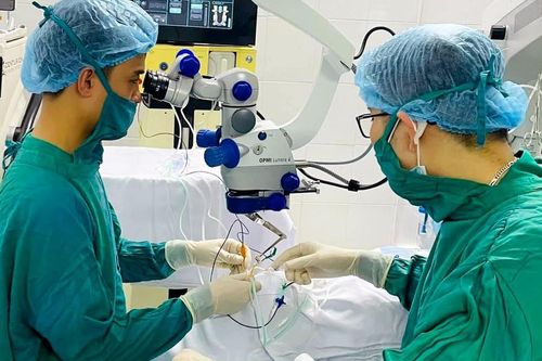 Tìm lại ánh sáng cho cậu bé 13 tuổi mắc bệnh mắt bẩm sinh, biến chứng nặng