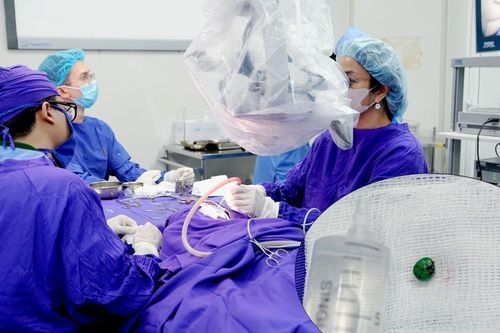 Tự lấy dị vật tại nhà, bé trai 9 tuổi suýt hỏng tai