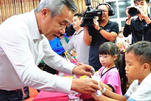 Ấm áp đêm hội 'Lồng đèn thắp sáng ước mơ' tại Bệnh viện Nhi Thanh Hóa