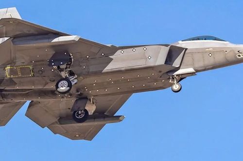 Tiêm kích F-22 Raptor Mỹ xuất hiện với cấu hình 'thợ săn tàng hình'
