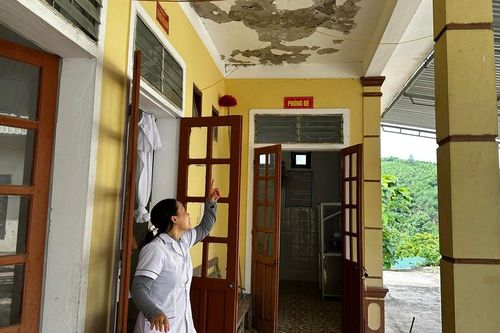 Nhiều trạm y tế ở Nghệ An dột nát, trần nhà chực rơi