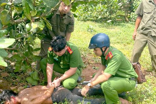Bị cha dượng la mắng, thanh niên 20 tuổi dùng dao gây án