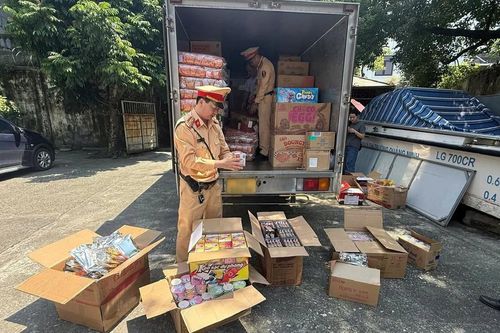Phát hiện xe tải chở hơn 3.000 sản phẩm thực phẩm không rõ nguồn gốc