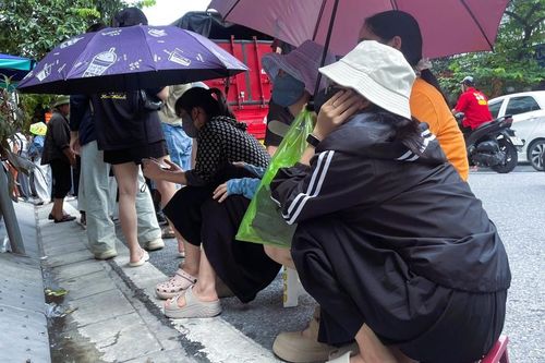 Người Hải Phòng xếp hàng chờ mua bánh Trung thu
