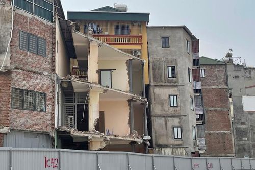 Những căn nhà 'méo mó' bên tuyến Vành đai 2,5