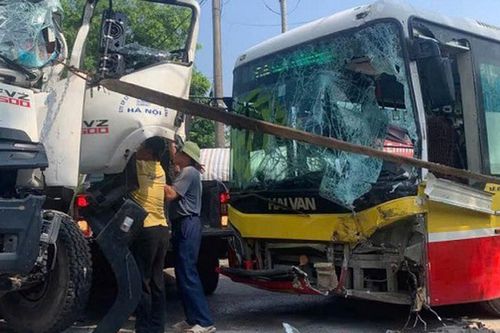 Xe buýt va chạm xe vệ sinh môi trường, tài xế mắc kẹt trong cabin