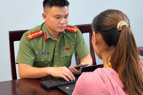 Đăng bài thơ 'Thịt chó' do AI tạo, người phụ nữ bị công an mời làm việc
