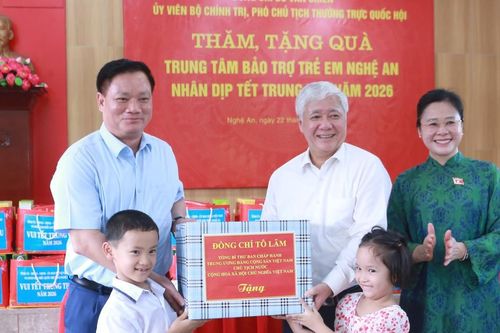 Phó Chủ tịch Thường trực Quốc hội Đỗ Văn Chiến thăm mái ấm trẻ em Nghệ An
