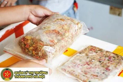 Tạm giữ 240 kg nguyên liệu làm bánh Trung thu không rõ nguồn gốc, quá hạn sử dụng
