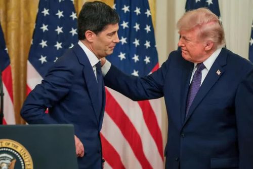Cách Chủ tịch Fed Kevin Warsh giữ quan hệ với Tổng thống Trump sau quyết định tăng lãi suất