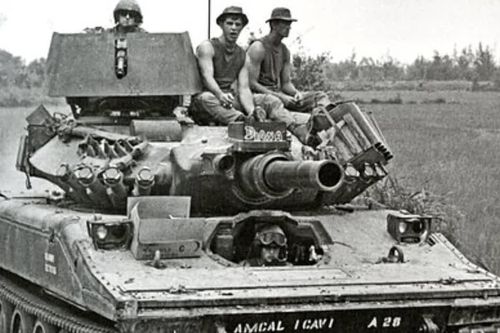 Xe tăng hạng nhẹ M551 Sheridan đối phó địa hình rừng nhiệt đới ra sao?