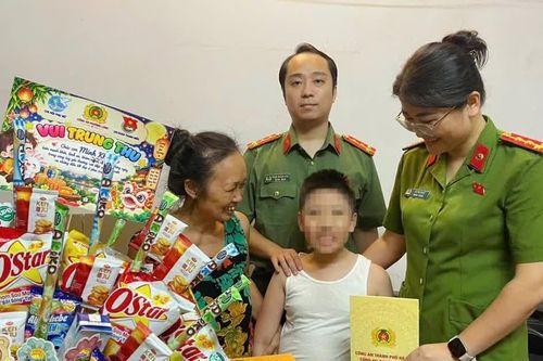 Mâm cỗ Trung thu và niềm vui của cậu bé mồ côi với món quà đặc biệt...