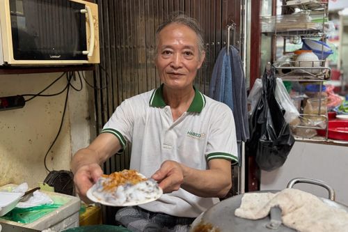 Quán bánh cuốn 70 năm không biển hiệu, 15.000 đồng/suất giữa Hà Nội
