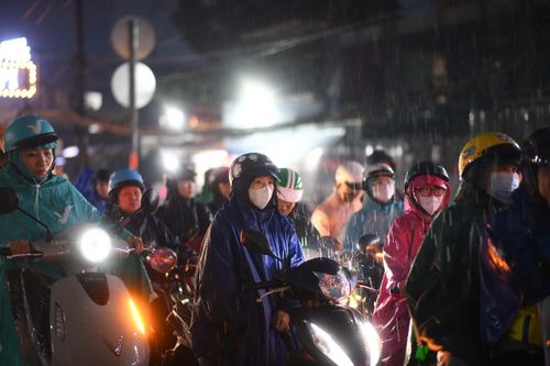Mưa kéo dài ở TP.HCM và Nam bộ: Cảnh báo loạt bệnh âm thầm tấn công
