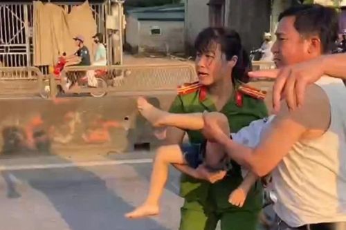 Nữ cảnh sát cứu bé 4 tuổi bị tai nạn nguy kịch giữa đường