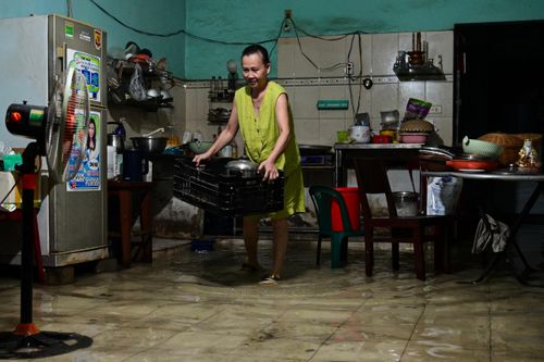 Hẻm ở TP.HCM ngập sâu, nước tràn vào nhà dân