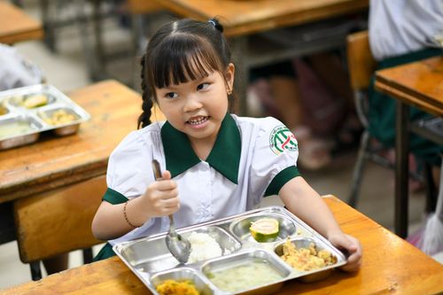 Phụ huynh TP.HCM xuống tận bếp kiểm tra suất ăn bán trú 39.000 đồng