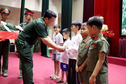 Mang niềm vui Trung thu đến con em cán bộ, chiến sĩ Lai Châu