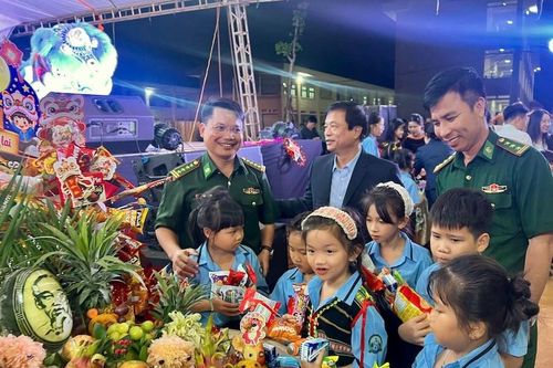 Ấm áp Trung thu nơi mái trường mới vùng biên