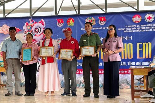 Trao 300 phần quà Trung thu cho học sinh Khmer có hoàn cảnh khó khăn