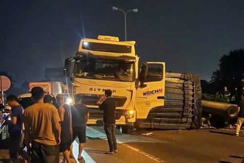 Xe đầu kéo chở trụ bê tông bị lật nghiêng trên QL5