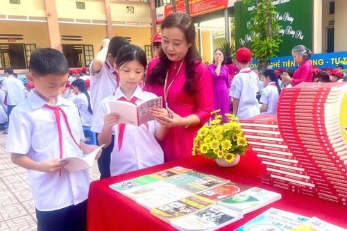 'Trang sách kể chuyện Bác Hồ' đến với học sinh Lào Cai
