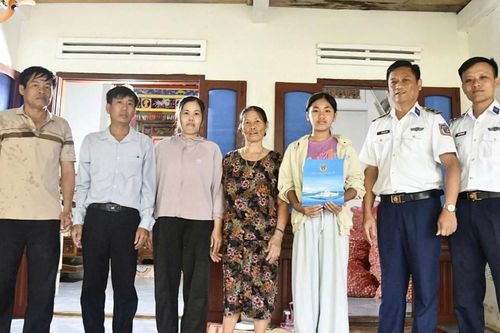 Tiếp sức học sinh khó khăn trên đảo Lý Sơn