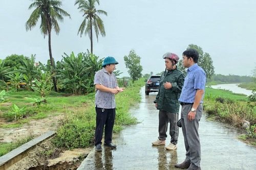 Khánh Hòa: Bí thư xã Phước Hậu kiểm tra điểm xung yếu, chỉ đạo ứng phó lũ quét
