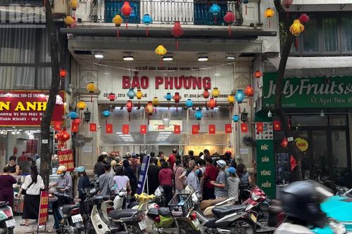 [Ảnh] Hàng dài người dân chờ mua bánh Trung thu truyền thống trên phố Thụy Khuê, Hà Nội