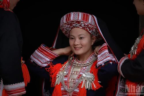 Dấu ấn văn hóa cộng đồng Dao Đỏ qua trang phục cưới truyền thống