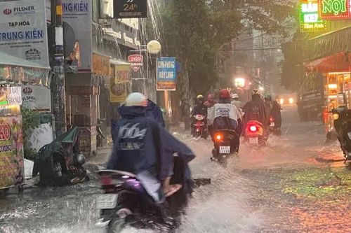 Thành phố Hồ Chí Minh ngập nặng sau cơn mưa kéo dài hơn 6 giờ