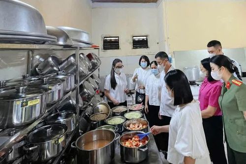 Tuyên Quang tăng cường kiểm soát an toàn thực phẩm tại bếp ăn trường học