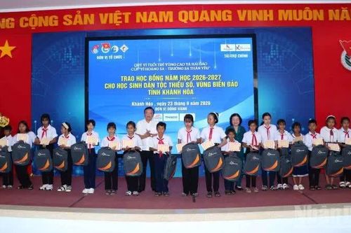 Khánh Hòa: Trao học bổng cho học sinh dân tộc thiểu số và vùng biển đảo