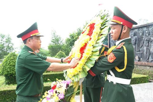 Bộ CHQS tỉnh Quảng Ngãi: Dâng hoa, dâng hương tại các 'địa chỉ đỏ'