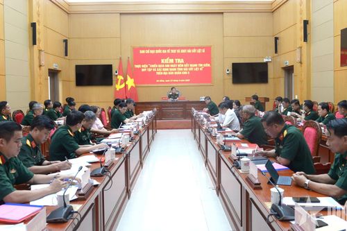 Thượng tướng Nguyễn Văn Gấu kiểm tra kết quả thực hiện Chiến dịch 500 ngày đêm tại Quân khu 5