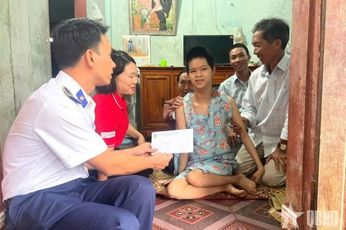 Hải đội 202 trao 48 triệu đồng hỗ trợ trẻ em có hoàn cảnh khó khăn