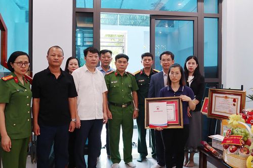 Trao truy tặng Bằng Tri ân và Ghi công đối với Trung tá Trần Văn Tùng