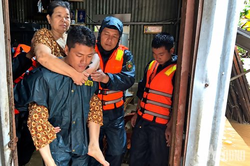 TP Đồng Nai: Ban CHQS xã Tân An hỗ trợ người dân vùng ngập