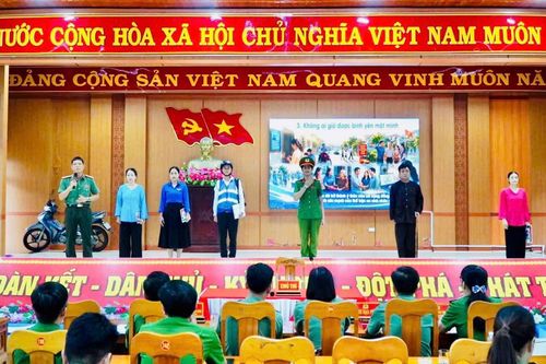 Đại tá Võ Thị Trinh động viên Đội thi dự Hội thi báo cáo viên, tuyên truyền viên pháp luật giỏi cấp Bộ