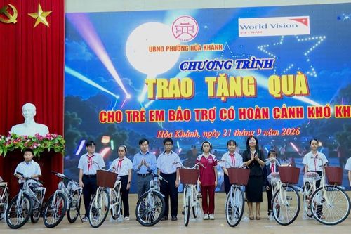 Trao quà cho trẻ em có hoàn cảnh khó khăn